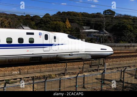 Nagoya, GIAPPONE - 11 marzo 2017 : un treno superveloce Shinkansen in Giappone., Motion Blur di un moderno treno ad alta velocità Shinkansen a Nagoya, Giappone. Foto Stock