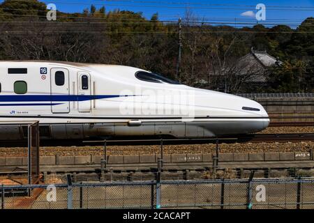 Nagoya, GIAPPONE - 11 marzo 2017 : un treno superveloce Shinkansen in Giappone., Motion Blur di un moderno treno ad alta velocità Shinkansen a Nagoya, Giappone. Foto Stock