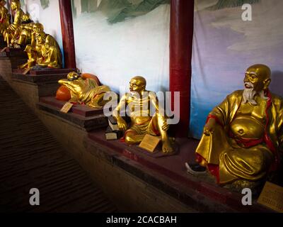 Primo piano di statue di un monaco shaolin dorato nel tempio di Shaolin. Il Monastero di Shaolin è conosciuto anche come Tempio di Shaolin. Dengfeng , Zhengzhou City, He Foto Stock