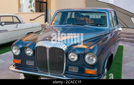 Doha,Qatar: 4 Marzo 2020: 1980 daimler 420 auto classica blu Foto Stock
