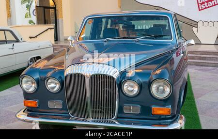 Doha,Qatar: 4 Marzo 2020: 1980 daimler 420 auto classica blu Foto Stock