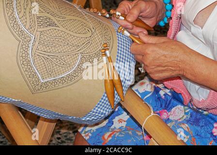 donna che lavora su pizzo bobina Foto Stock