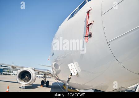 Aereo di linea atterrato che è servito in un aeroporto Foto Stock