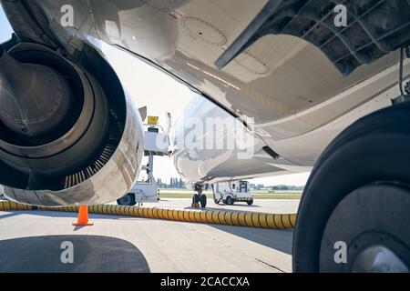 Velivolo servito durante il processo di rifornimento all'aerodrome Foto Stock