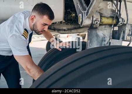 Un giovane serio che si appoggia sul telaio Foto Stock