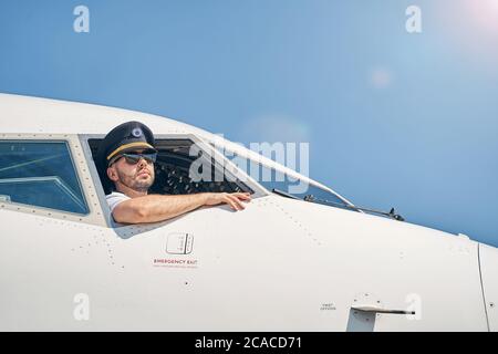 Un aereo sereno e calmo seduto in una cabina di pilotaggio Foto Stock