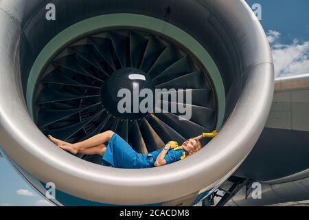 Bella stewardess caucasica perso nel suo reverie Foto Stock