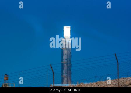 La stazione di raccolta presso la centrale solare Ashalim è una centrale solare termica nel deserto di Negev, vicino al kibbutz Ashalim, in Israele. Th Foto Stock