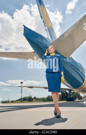 Gioiosa ed elegante gestione davanti all'aereo Foto Stock