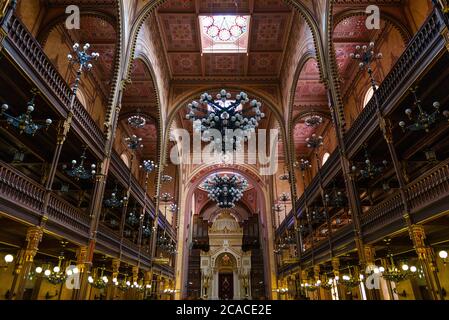 Vista grandangolare della Grande Sinagoga di Budapest (Sinagoga di Via Dohány - 1854-1859), la più grande sinagoga d'Europa e una delle più grandi del mondo Foto Stock