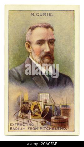Una vecchia scheda di sigaretta (c.. 1929) con un ritratto di Pierre Curie (1859–1906) e un'illustrazione della sua scoperta di uranio estratto attraverso la miscela di prurito. Curie era un fisico francese, un pioniere nella radioattività. Nel 1903 ha ricevuto il Premio Nobel per la fisica con la moglie Marie e Henri Becquerel. Curie lavorò con sua moglie isolando il polonio e il radium. Sono stati i primi a utilizzare il termine "radioattività" e sono stati pionieri nel suo studio, tra cui il celebre lavoro medico di Marie Curie. L'Uraninite, precedentemente Pitchblende o Pitchblende, è un minerale e minerale radioattivo ricco di uranio. Foto Stock