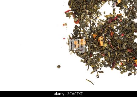 Foglie profumate di tè secco cinese grado superiore con berridi Goji e Acai in polvere su sfondo bianco Foto Stock
