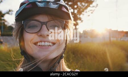 Ritratto di giovane caucasica con casco di sicurezza e sorriso togoloso . Foto di alta qualità Foto Stock