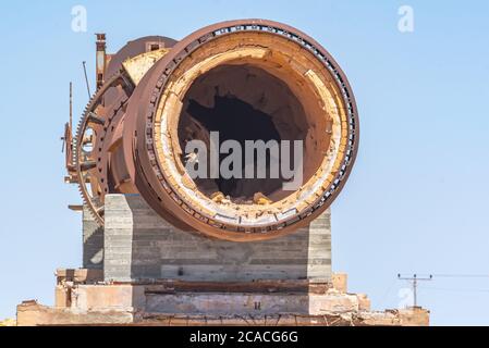 Concetto di siccità grande disusato e arrugginito tubo dell'acqua Foto Stock