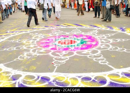 kolkata west bengala india il 3 luglio 2011: rangoli colorati che fanno a via kolkata durante il festival kolkata ratha yatra di pollo. Foto Stock