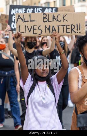 Una giovane donna che ha un cartello durante una dimostrazione di Black Lives Matter, Londra, 2 agosto 2020 Foto Stock
