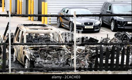 La scena al Guy Salmon Jaguar Land Rover (JLR) Stockport, dopo che la concessionaria è stata danneggiata da un incendio. Foto Stock