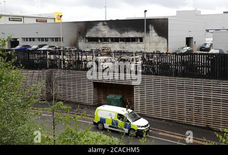 La scena al Guy Salmon Jaguar Land Rover (JLR) Stockport, dopo che la concessionaria è stata danneggiata da un incendio. Foto Stock