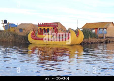 Vivido colorato Traditional Totora Reed Boats presso le isole galleggianti di Uros sul lago Titicaca, Puno, Perù Foto Stock