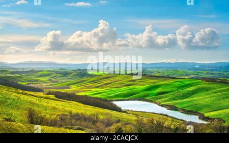 Paesaggio toscano, laghetto, campi verdi e gialli a Creta Senesi. Italia, Europa. Foto Stock