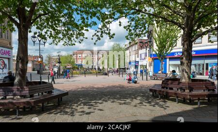 Soleggiata vista estiva di Effingham Street e di All Saints Square Nel centro di Rotherham Foto Stock