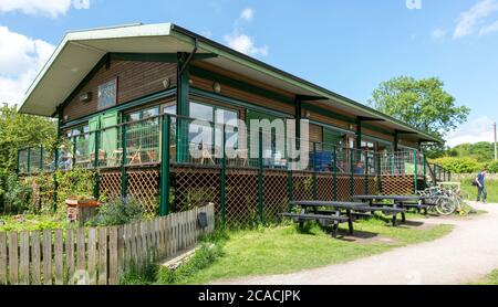 Soleggiata vista estiva del centro visitatori e caffè a. Riserva naturale Fairburn Ings RSPB nello Yorkshire occidentale Foto Stock