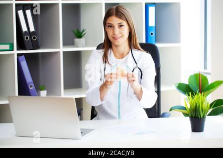 Nastro giallo di colore simbolico per il cancro osseo del sarcoma Foto Stock