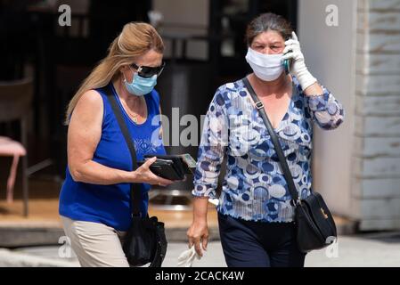 Belgrado, Serbia. 6 agosto 2020. Una donna con maschera e guanti cammina attraverso la città durante la nuova malattia di Coronavirus (COVID-19) dopo la diminuzione del coronavirus infettato Serbia. Il numero di infezioni da coronavirus sta diminuendo in tutta la Serbia. Il governo impone l'uso obbligatorio di maschere all'interno e all'esterno per fermare la diffusione della malattia del coronavirus (COVID-19). Credit: Nikola Krstic/Alamy Live News Foto Stock