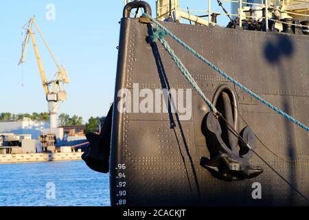 L'arco della nave con ancoraggi rialzati da vicino. È ormeggiato con i cavi per il molo Foto Stock