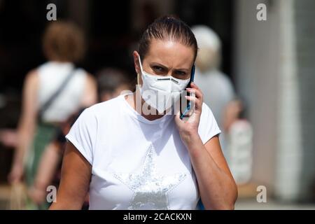 Belgrado, Serbia. 6 agosto 2020. Una donna con maschera cammina attraverso la città durante la nuova malattia di Coronavirus (COVID-19) dopo la diminuzione del coronavirus infettato in Serbia. Il numero di infezioni da coronavirus sta diminuendo in tutta la Serbia. Il governo impone l'uso obbligatorio di maschere all'interno e all'esterno per fermare la diffusione della malattia del coronavirus (COVID-19). Credit: Nikola Krstic/Alamy Live News Foto Stock