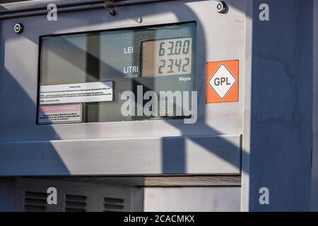 Pompa benzina elettronica che visualizza il misuratore di benzina. Visualizzazione del contatore dei prezzi del gas che mostra il costo a Bucarest, Romania, 2020 Foto Stock