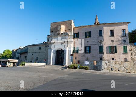 amelia, italia 05 2020 agosto: Porta d'ingresso romana alla città di Amelia Foto Stock