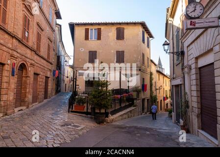 amelia, italia 05 2020 agosto: via della repubblica di nel centro di amelia Foto Stock