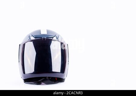 casco da moto su sfondo bianco elmetto oggetto di sicurezza isolato Foto Stock