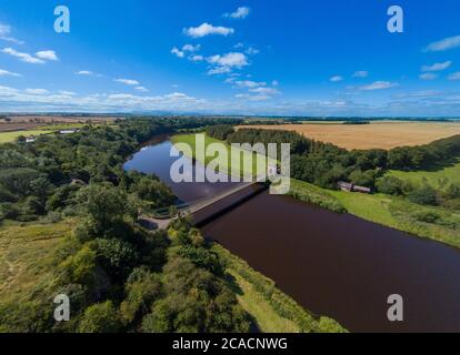 L'Union Chain Bridge che guarda dall'Inghilterra sul fiume Tweed in Scozia Foto Stock