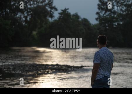 Belgrado, Serbia. 6 agosto 2020. Il ragazzo osserva il fiume durante il tramonto durante la nuova malattia di Coronavirus (COVID-19) dopo la diminuzione del coronavirus infettato in Serbia. Il numero di infezioni da coronavirus sta diminuendo in tutta la Serbia. Il governo impone l'uso obbligatorio di maschere all'interno e all'esterno per fermare la diffusione della malattia del coronavirus (COVID-19). Credit: Nikola Krstic/Alamy Live News Foto Stock