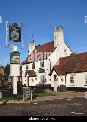 Hatfield, Regno Unito, 17 gennaio 2017 : il Woodman Inn fuori dal centro della città è una tradizionale casa pubblica britannica che serve alcolici e un it quintessential Foto Stock