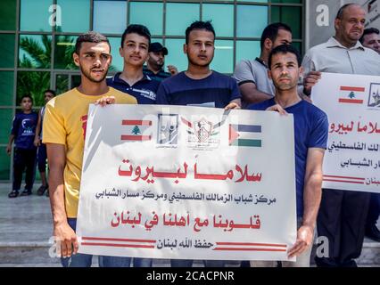 Gaza, Palestina. 05 agosto 2020. I palestinesi esponono cartelli a sostegno del Libano in seguito a una massiccia esplosione. I palestinesi donano sangue durante un evento organizzato dal comune, dalla Mezzaluna Rossa e dal Ministero della Salute a Khan Yunis, nella striscia di Gaza meridionale, a sostegno del Libano, dopo una massiccia esplosione che ha scosso la sua capitale. Credit: SOPA Images Limited/Alamy Live News Foto Stock