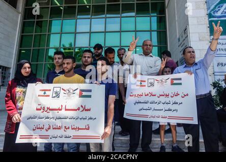 Gaza, Palestina. 05 agosto 2020. I palestinesi esponono cartelli a sostegno del Libano in seguito a una massiccia esplosione. I palestinesi donano sangue durante un evento organizzato dal comune, dalla Mezzaluna Rossa e dal Ministero della Salute a Khan Yunis, nella striscia di Gaza meridionale, a sostegno del Libano, dopo una massiccia esplosione che ha scosso la sua capitale. Credit: SOPA Images Limited/Alamy Live News Foto Stock