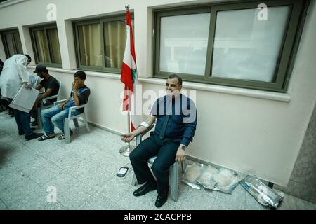 Gaza, Palestina. 05 agosto 2020. I palestinesi donano sangue ai feriti dopo l'esplosione del Libano. I palestinesi donano sangue durante un evento organizzato dal comune, dalla Mezzaluna Rossa e dal Ministero della Salute a Khan Yunis, nella striscia di Gaza meridionale, a sostegno del Libano dopo una massiccia esplosione che ha scosso la sua capitale. Credit: SOPA Images Limited/Alamy Live News Foto Stock