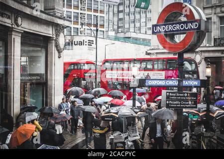 La stazione della metropolitana di Oxford Street è vista da un autobus in una giornata piovosa. Foto Stock