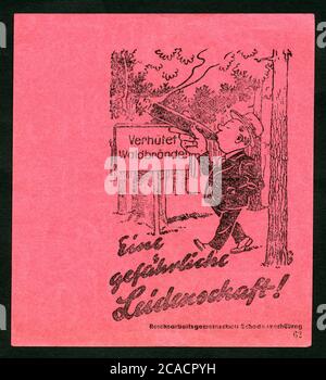 Europa, Germania, Amburgo, Zeit des 2. Weltkrieges, Rückseite einer Lebensmittelkarte für Zucker, Reichszuckerkarte, gültig vom 29. 5. bis 23. 7. 1944 , Größe 10,5 cm x 11,5 cm , das Motiv zeigt einen Mann rauchend im Wald, Text : ' Eine gefährliche Leidenschaft ' , auf einem Swild Steht : ' Verhütet Waldbrände ! ', Motiv herausgegeben von der Reichsarbeitsgemeinschaft Schadenverhütung, Motiv darf nur für journalistische oder wissenschaftliche Zwecke genutzt werden, Rechte werden nicht vertreten. / Europa, Germania, Amburgo, tempo di WW II , il retro dei francobolli di razione per lo zucchero , così cal Foto Stock