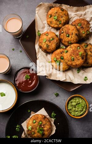 Alo tikki o patata Cutlet o patties è un popolare cibo indiano di strada fatto con patate bollite, spezie ed erbe Foto Stock