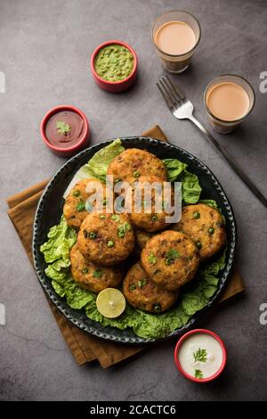 Alo tikki o patata Cutlet o patties è un popolare cibo indiano di strada fatto con patate bollite, spezie ed erbe Foto Stock