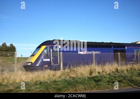 Llanelli, Galles, Regno Unito – 4 dicembre 2016: Un primo treno ferroviario Great Western che viaggia attraverso la campagna nel sud del Galles, Gran Bretagna Foto Stock