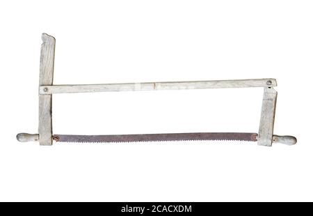 vista frontale della vecchia sega di legno con lama di ferro arrugginita isolata su sfondo bianco Foto Stock