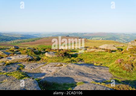 Vista dalla cima di Higger Tor, attraverso Hathersage Moor fino a un derbyshire pazzesco Foto Stock