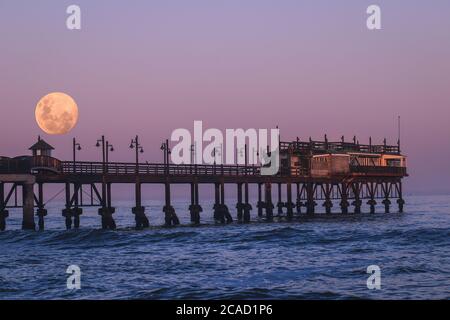 Strawberry Luna piena all'alba Foto Stock