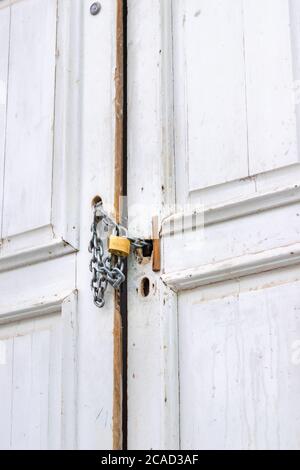 Porta bianca in legno chiusa da due lucchetti, Città del Capo, Sud Africa Foto Stock