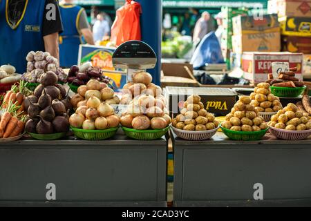 Mercato vegetale. Molte verdure differenti in cestini multi-colored vicino ad uno altro sono vendute Foto Stock